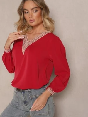 Czerwona Rustykalna Bluzka z Dekoltem w Serek Zdobiona Koronką Gonasea j&x