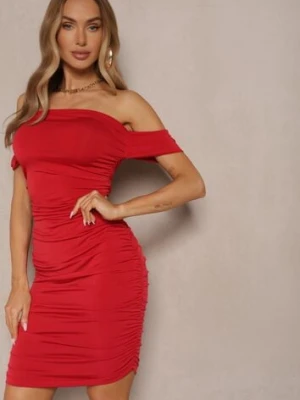 Czerwona Sukienka Bodycon z Górą Open Shoulder i Marszczeniem Tosivea