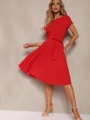 Czerwona Sukienka Koktajlowa z Gumką w Pasie i Krótkim Rękawem z Materiałowym Paskiem Zevia
