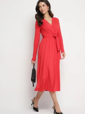 Czerwona Sukienka Kopertowa z Wiskozą Wiązana w Talii Drestalia by swan