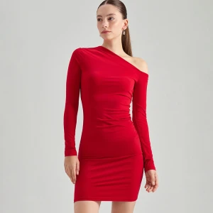 Czerwona sukienka mini bodycon z odkrytym ramieniem House