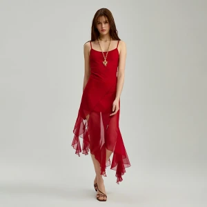 Czerwona sukienka na ramiączkach z asymetrycznym dołem House