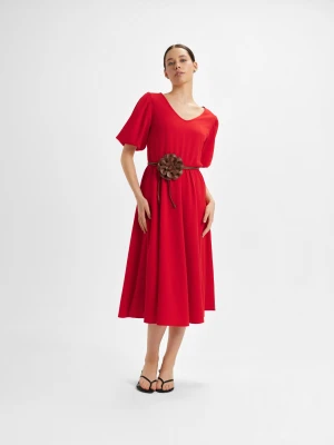 Czerwona sukienka z paskiem w talii Top Secret