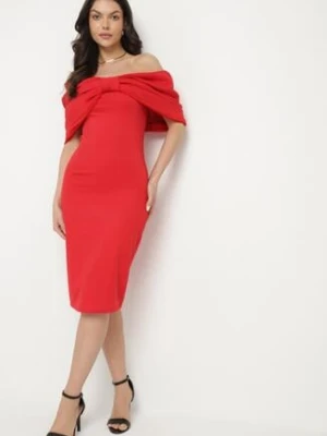 Czerwona Taliowana Sukienka Dopasowana z Odsłoniętymi Ramionami i Drapowaniem Palamiria allyson