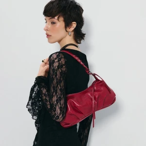 Czerwona torebka bagietka na ramię z plecionką i marszczeniami House