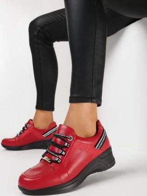 Zdjęcie produktu Czerwone Sneakersy na Niskim Koturnie z Ozdobnymi Napisami ze Skórzaną Wkładką Drilvia