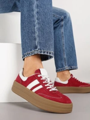 Czerwone Sneakersy Zamszowe na Platformie ze Skórzaną Wkładką Ozdobione Paskiem Adivrie goodin