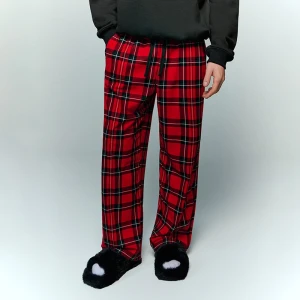Czerwone spodnie w kratkę House
