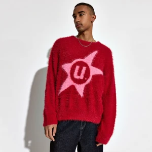 Czerwony puszysty sweter z nadrukiem House