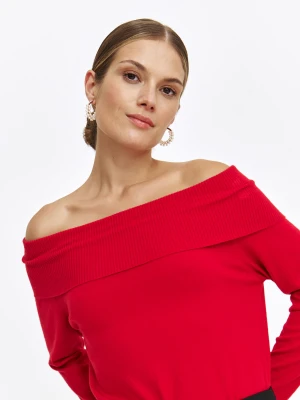 Czerwony sweter damski z odkrytymi ramionami Top Secret