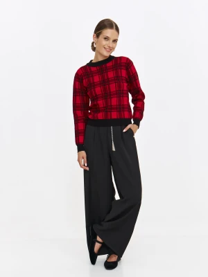 Czerwony sweter w czarną kratę