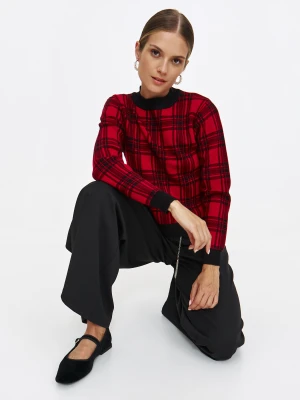 Czerwony sweter w czarną kratę
