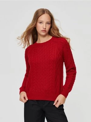 Czerwony sweter z warkoczowym splotem House