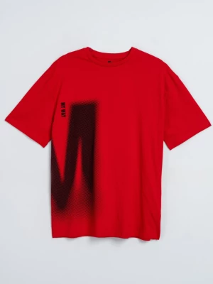 Czerwony t-shirt z czarnym nadrukiem z przodu
