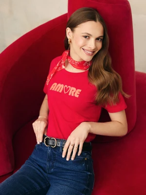 Czerwony top z napisem Top Secret