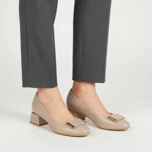 Czółenka damskie Armodo, cholewka skóra naturalna gładka klasyczny fason stabilny obcas metalowa ozdoba z przodu jednolita forma miękkie wykończenie