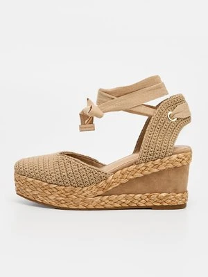 Czółenka na koturnie Alma en Pena