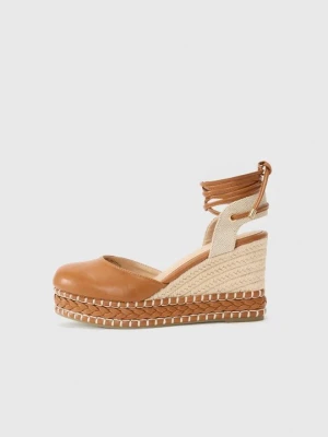 Czółenka na koturnie Anna Field By Zalando koniakowy
