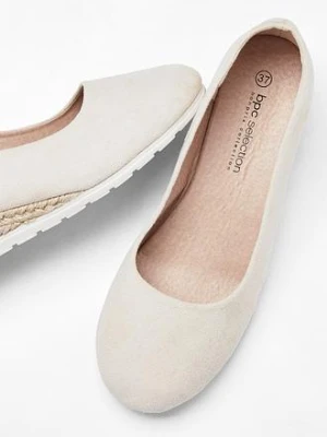 Czółenka na koturnie bonprix