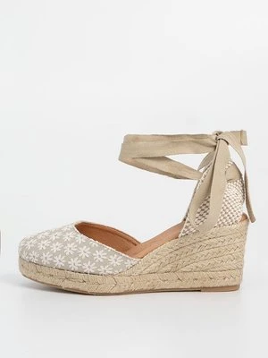 Czółenka na koturnie Kanna