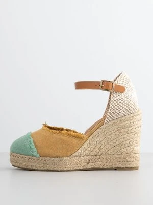 Czółenka na koturnie Kanna