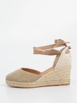 Czółenka na koturnie Kanna