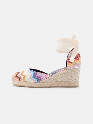 Czółenka na koturnie Missoni