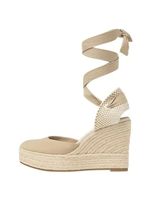 Czółenka na koturnie Stradivarius