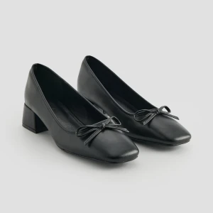 Czółenka na niskim obcasie z kokardką House