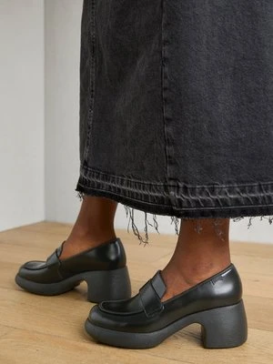 Czółenka na platformie Camper