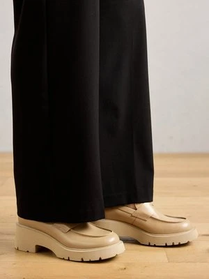 Czółenka na platformie Camper