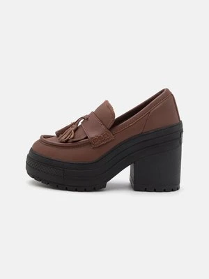 Czółenka na platformie Converse