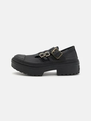 Czółenka na platformie Converse