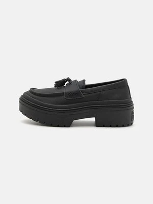 Czółenka na platformie Converse