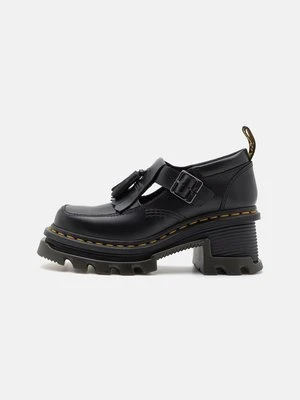 Czółenka na platformie Dr. Martens