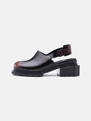 Czółenka na platformie Dr. Martens ciemnoczerwony