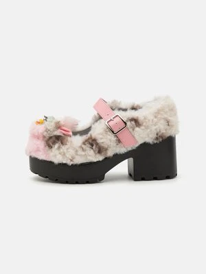 Czółenka na platformie Koi Footwear