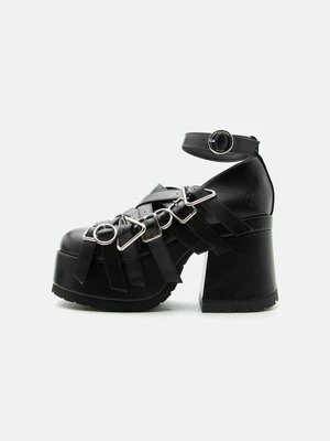 Czółenka na platformie Koi Footwear