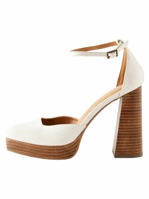 Czółenka na platformie Next