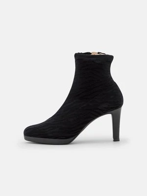 Czółenka na platformie Peter Kaiser