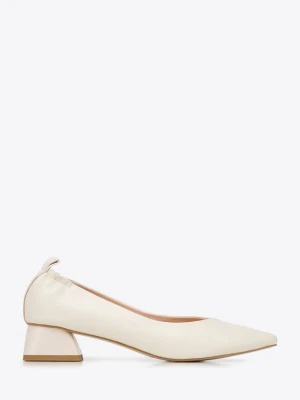 Czółenka skórzane z gumką z tyłu kremowe Wittchen kremowy