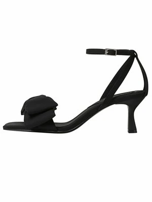 Czółenka Stradivarius