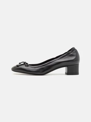 Czółenka Stuart Weitzman
