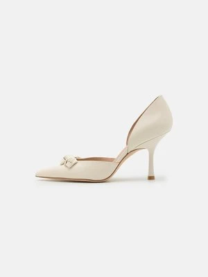 Czółenka Stuart Weitzman