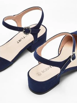 Czółenka z paskiem i odkrytą piętą, na niskim obcasie bonprix