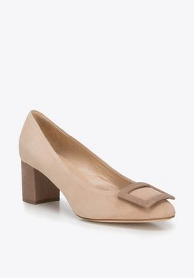 Czółenka zamszowe z prostokątną klamrą Wittchen