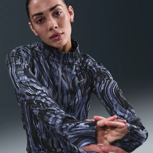 Damska bluza do biegania z nadrukiem, zamkiem 1/2 i ochroną przed promieniowaniem UV Dri-FIT Nike Swift - Niebieski