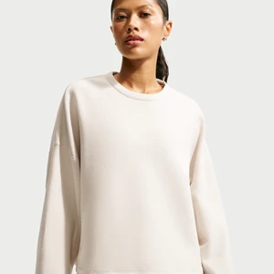 Damska bluza o kroju oversize z półokrągłym dekoltem Dri-FIT Nike 24.7 ImpossiblySoft - Brązowy