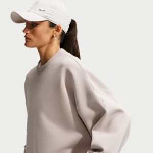 Damska bluza o kroju oversize z półokrągłym dekoltem Dri-FIT Nike 24.7 ImpossiblySoft - Brązowy