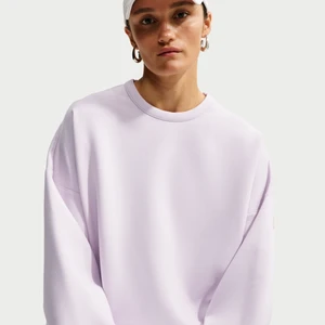 Damska bluza o kroju oversize z półokrągłym dekoltem Dri-FIT Nike 24.7 ImpossiblySoft - Fiolet